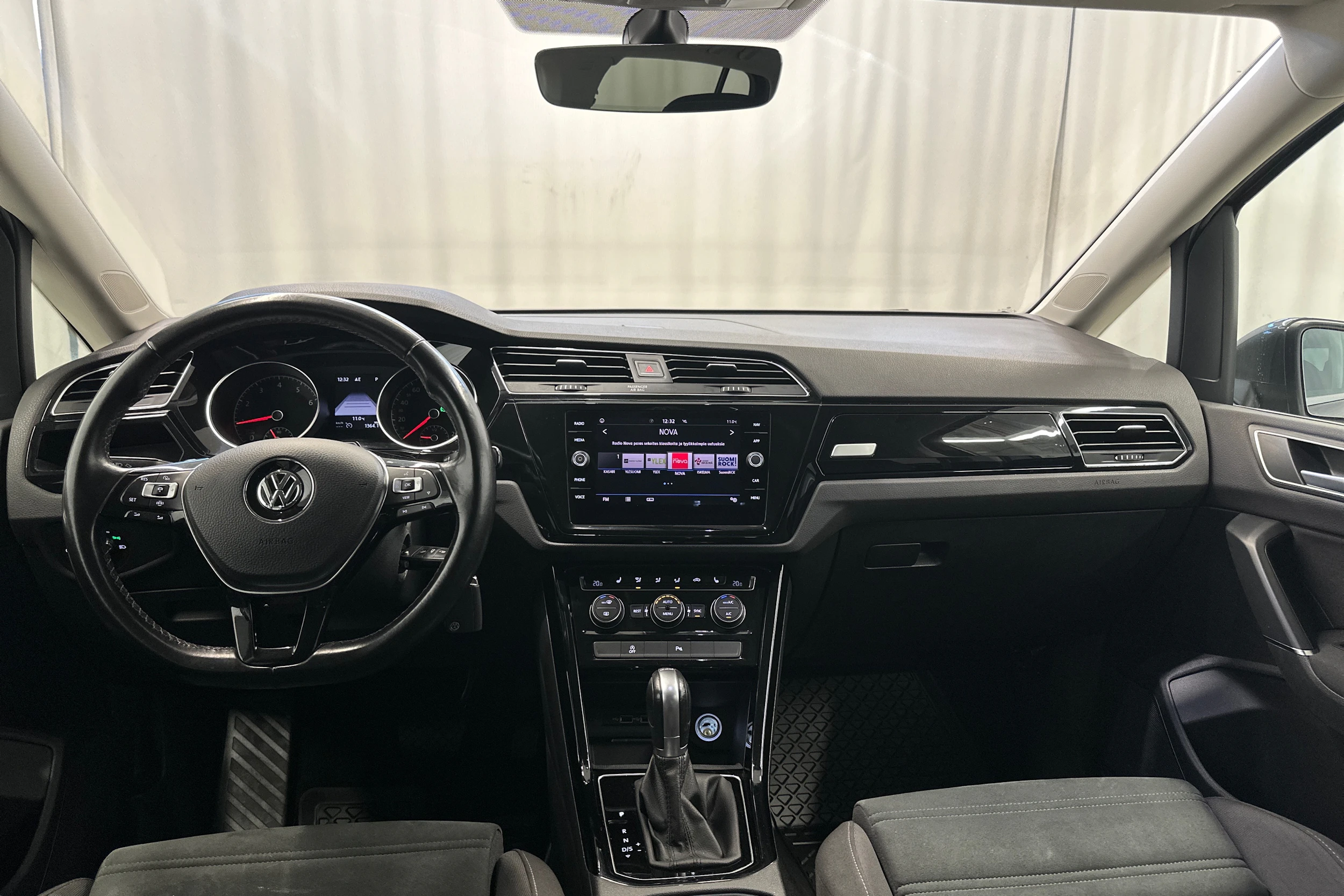 met. harmaa Volkswagen Touran 2019 kuva 11.