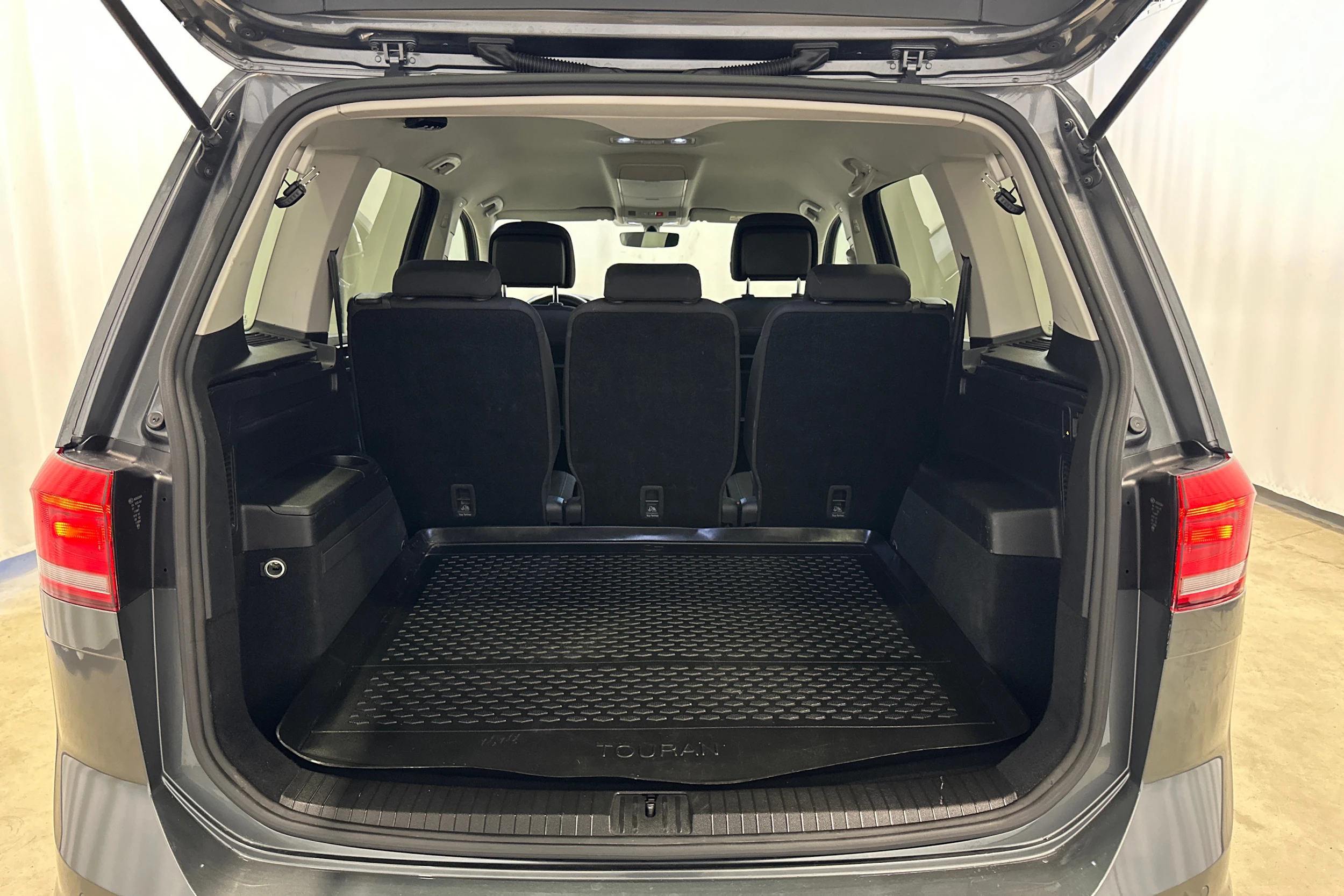 met. harmaa Volkswagen Touran 2019 kuva 26.