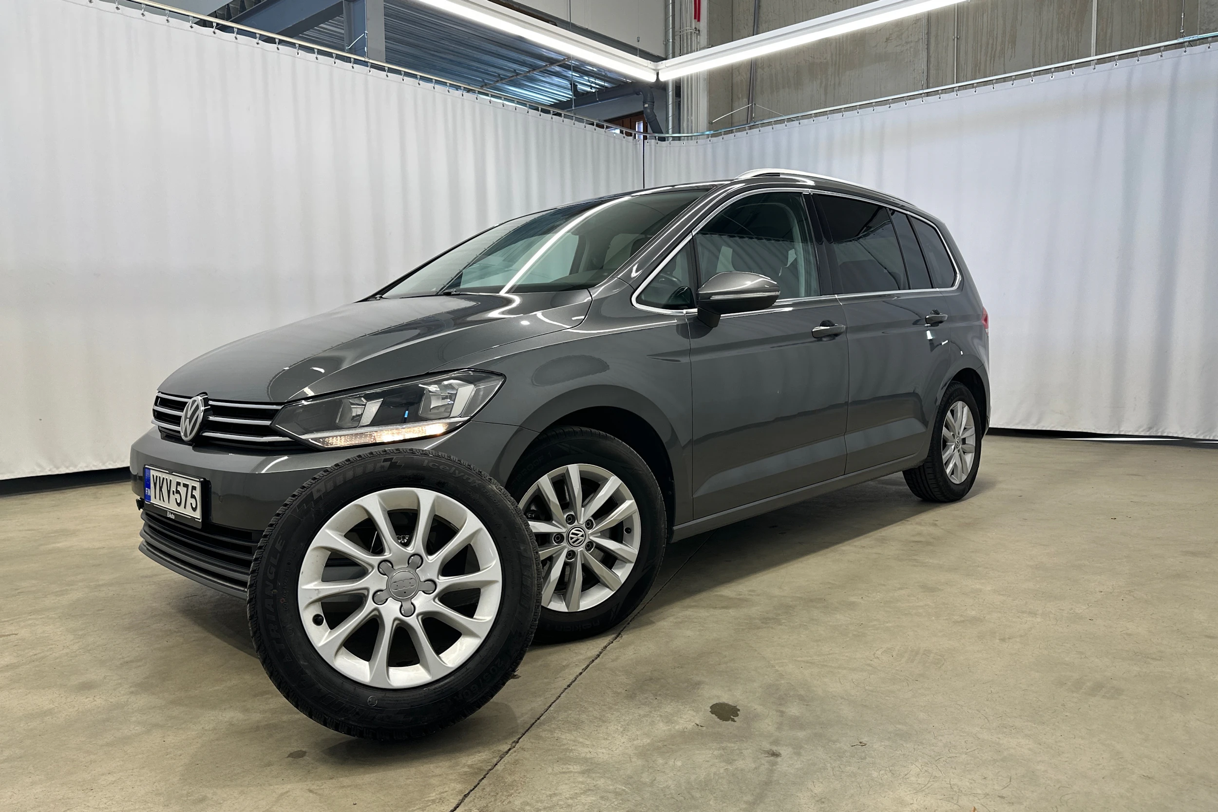 met. harmaa Volkswagen Touran 2019 kuva 28.