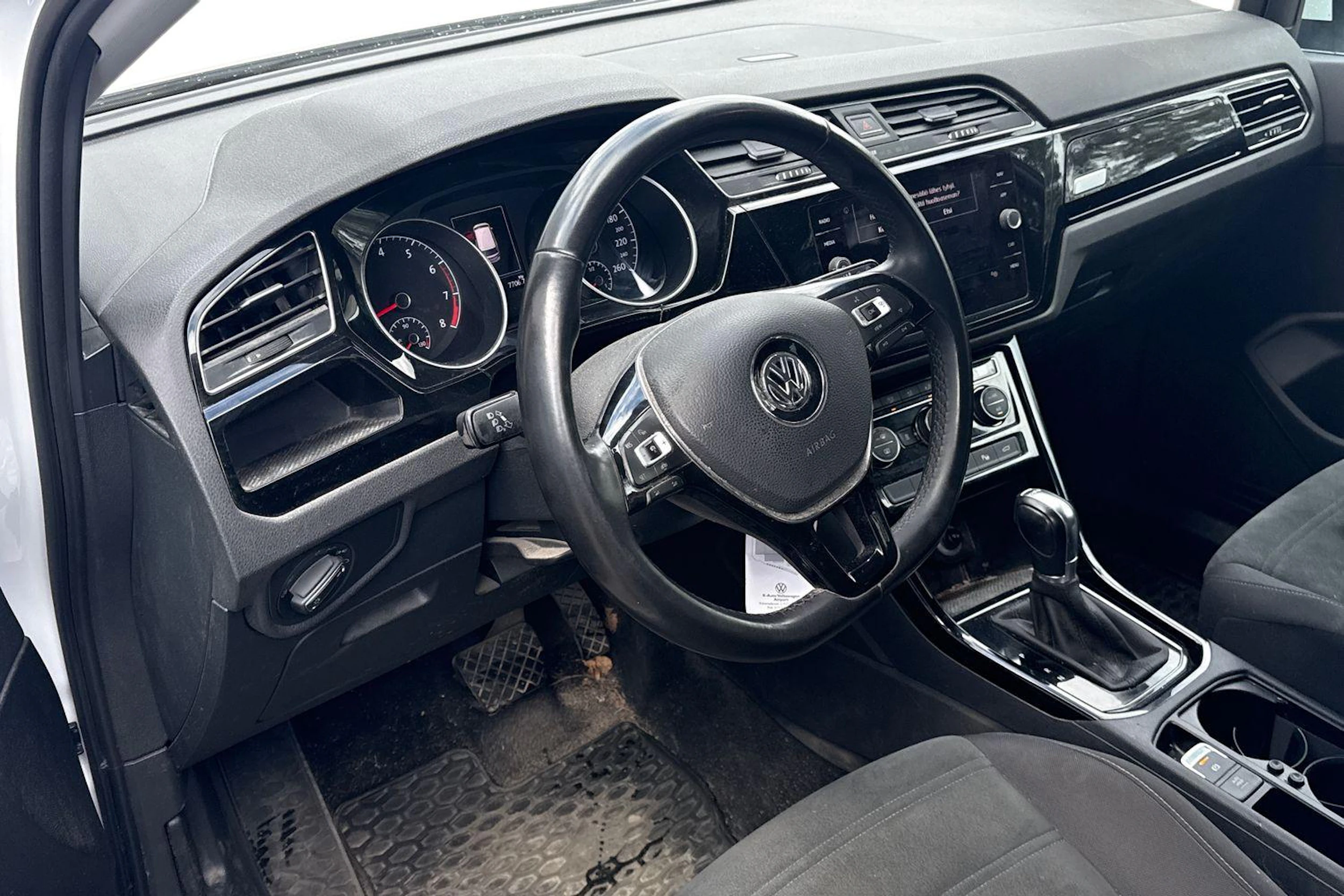 Valkoinen Volkswagen TOURAN 2019 kuva 3.