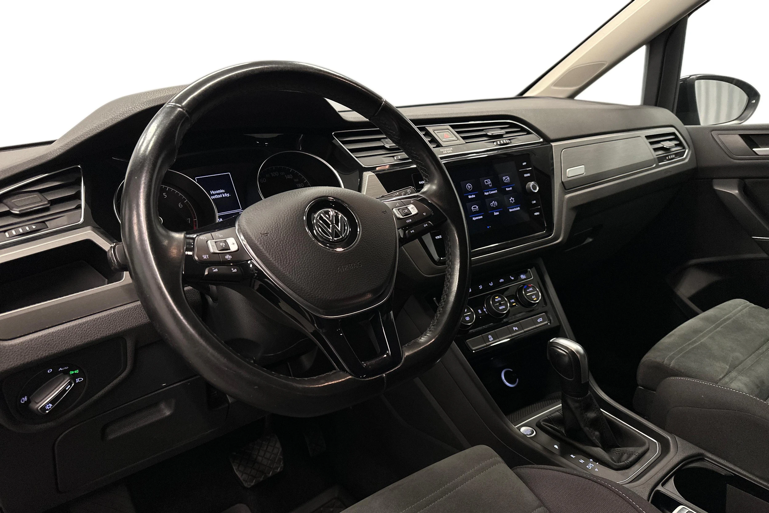 musta Volkswagen Touran 2020 kuva 6.