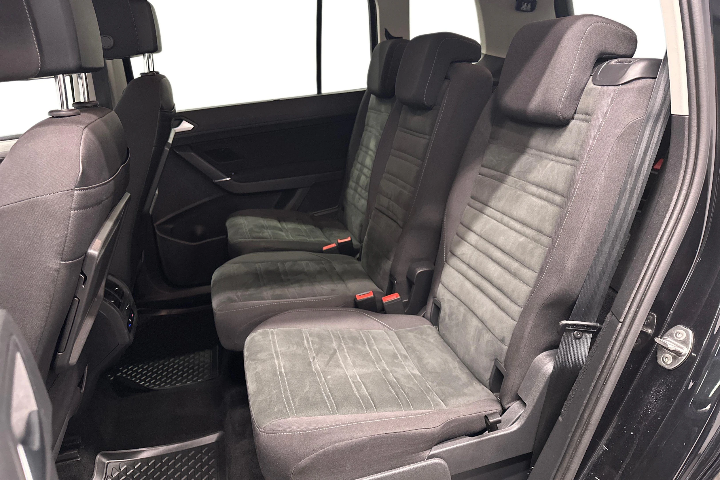 musta Volkswagen Touran 2020 kuva 8.