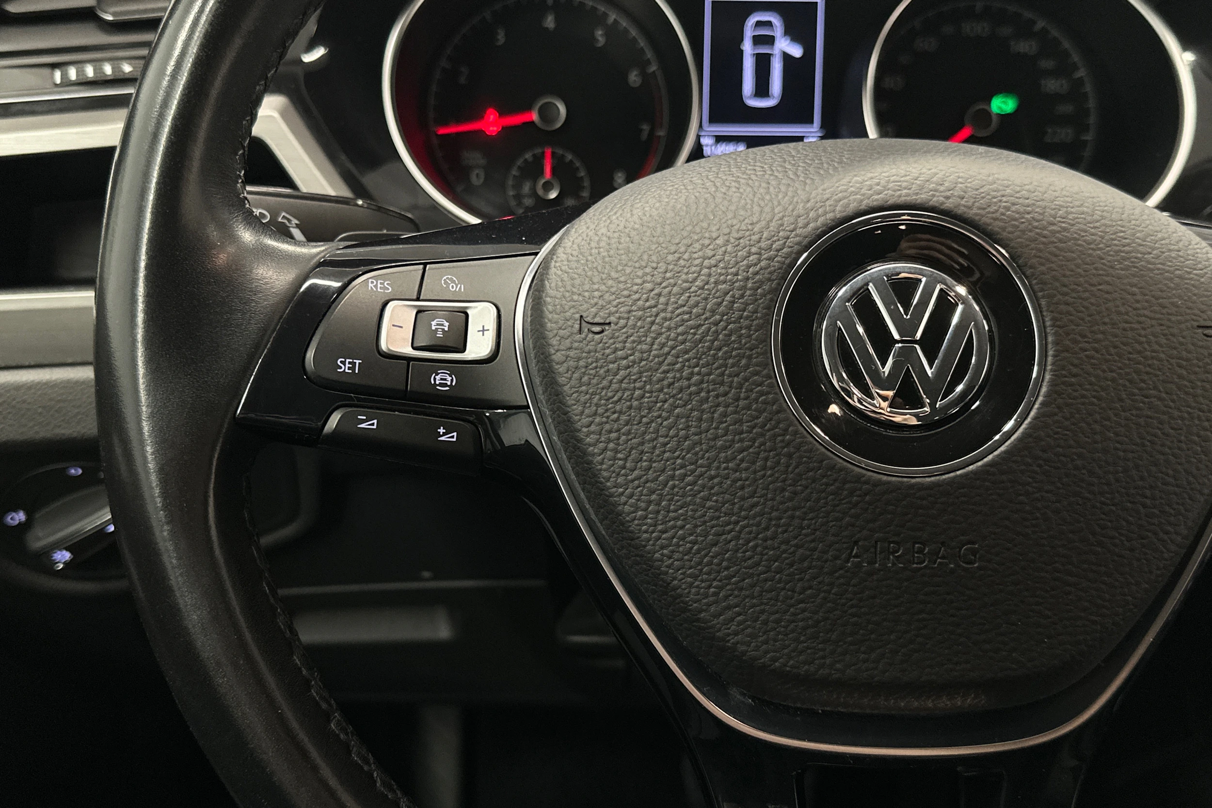 musta Volkswagen Touran 2020 kuva 11.