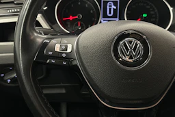 musta Volkswagen Touran 2020 kuva 11.