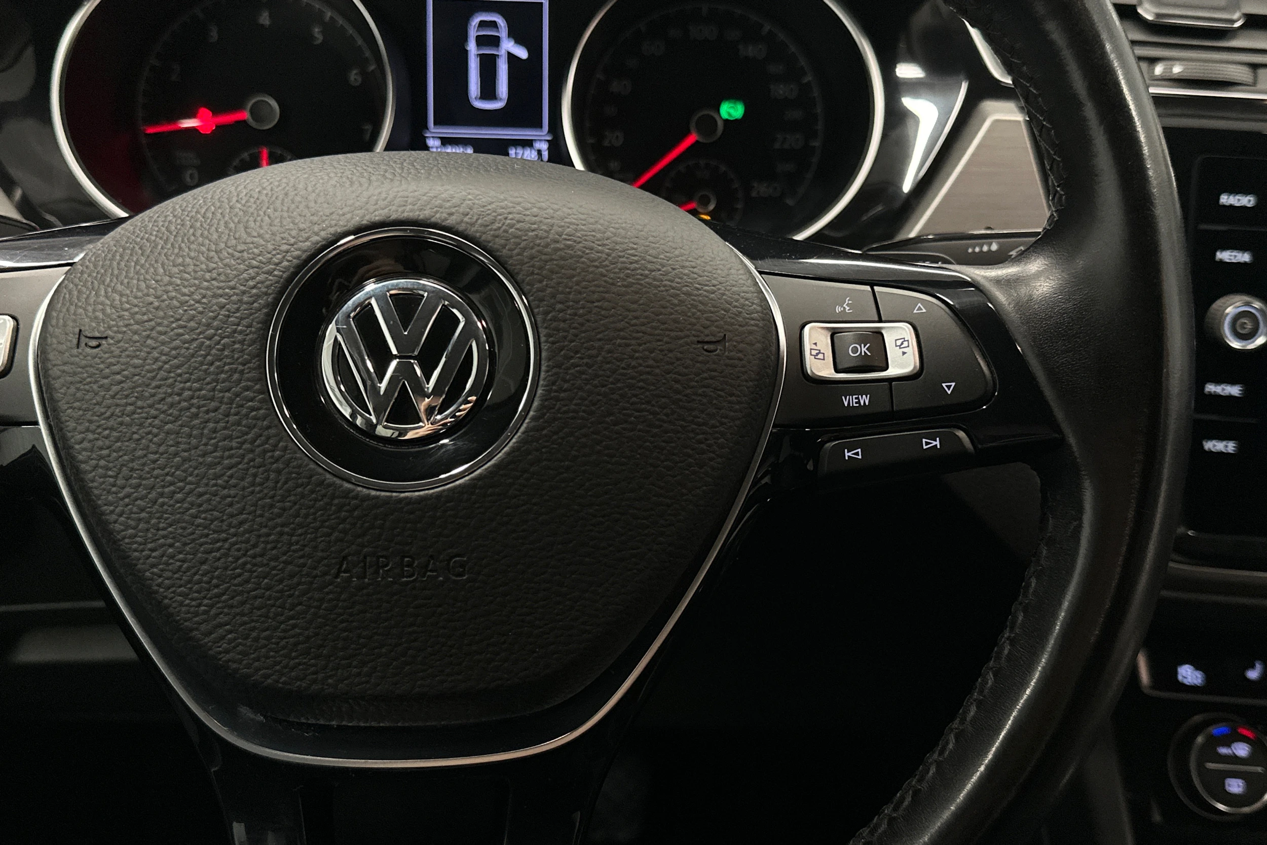 musta Volkswagen Touran 2020 kuva 12.