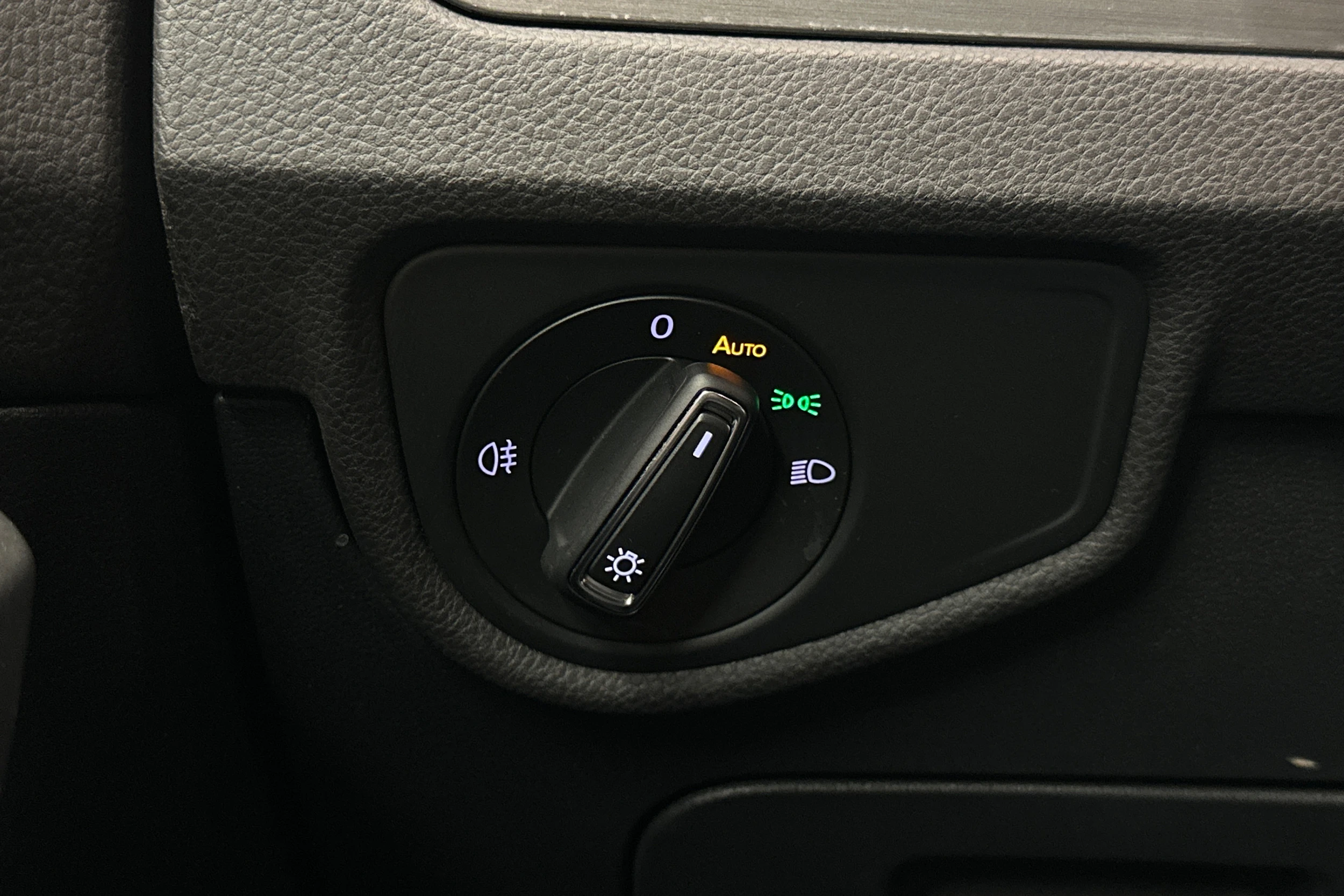 musta Volkswagen Touran 2020 kuva 14.