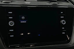 musta Volkswagen Touran 2020 kuva 17.