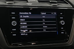 musta Volkswagen Touran 2020 kuva 18.