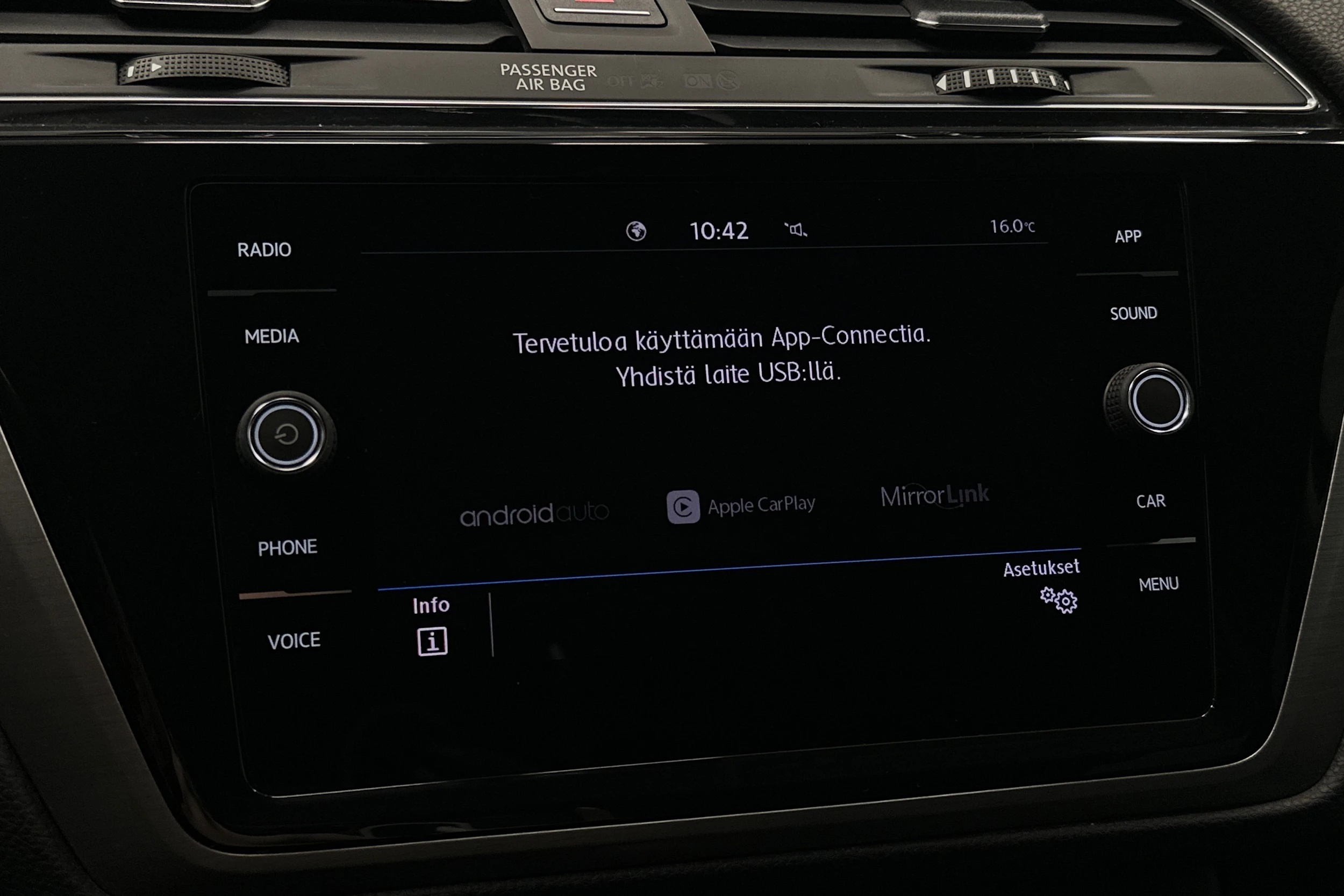 musta Volkswagen Touran 2020 kuva 20.