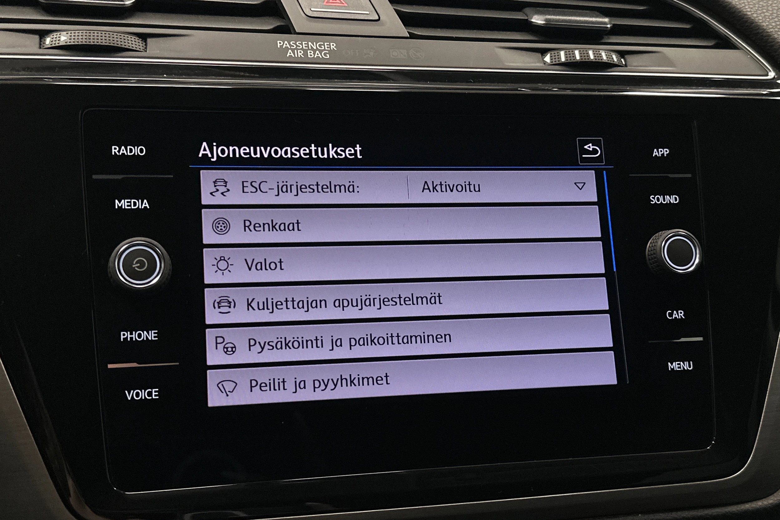 musta Volkswagen Touran 2020 kuva 22.