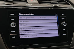 musta Volkswagen Touran 2020 kuva 22.