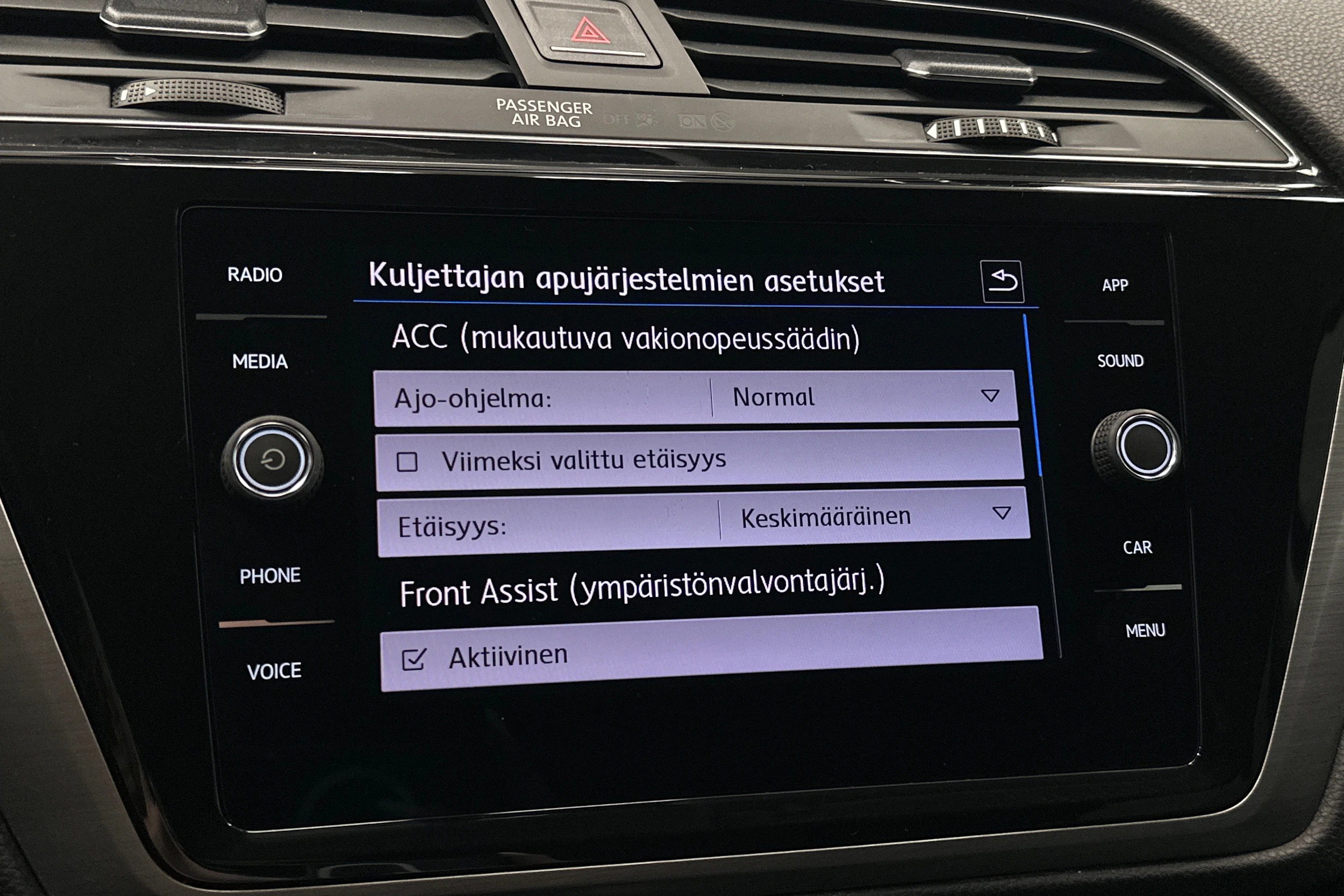 musta Volkswagen Touran 2020 kuva 23.
