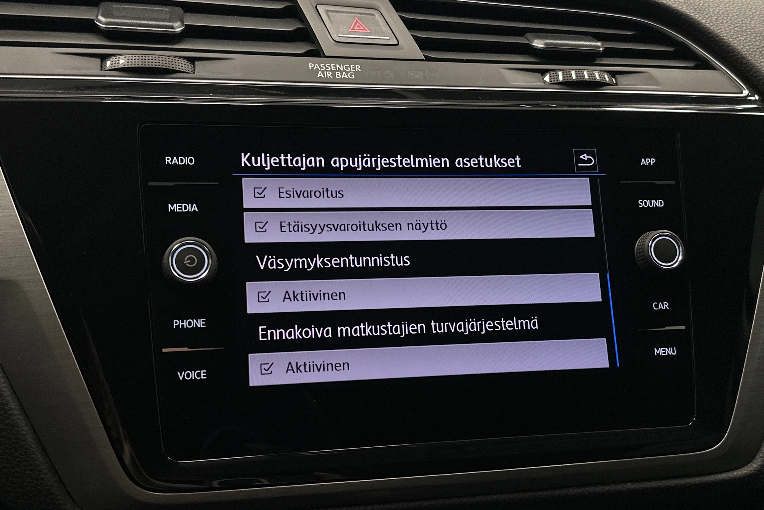 musta Volkswagen Touran 2020 kuva 24.