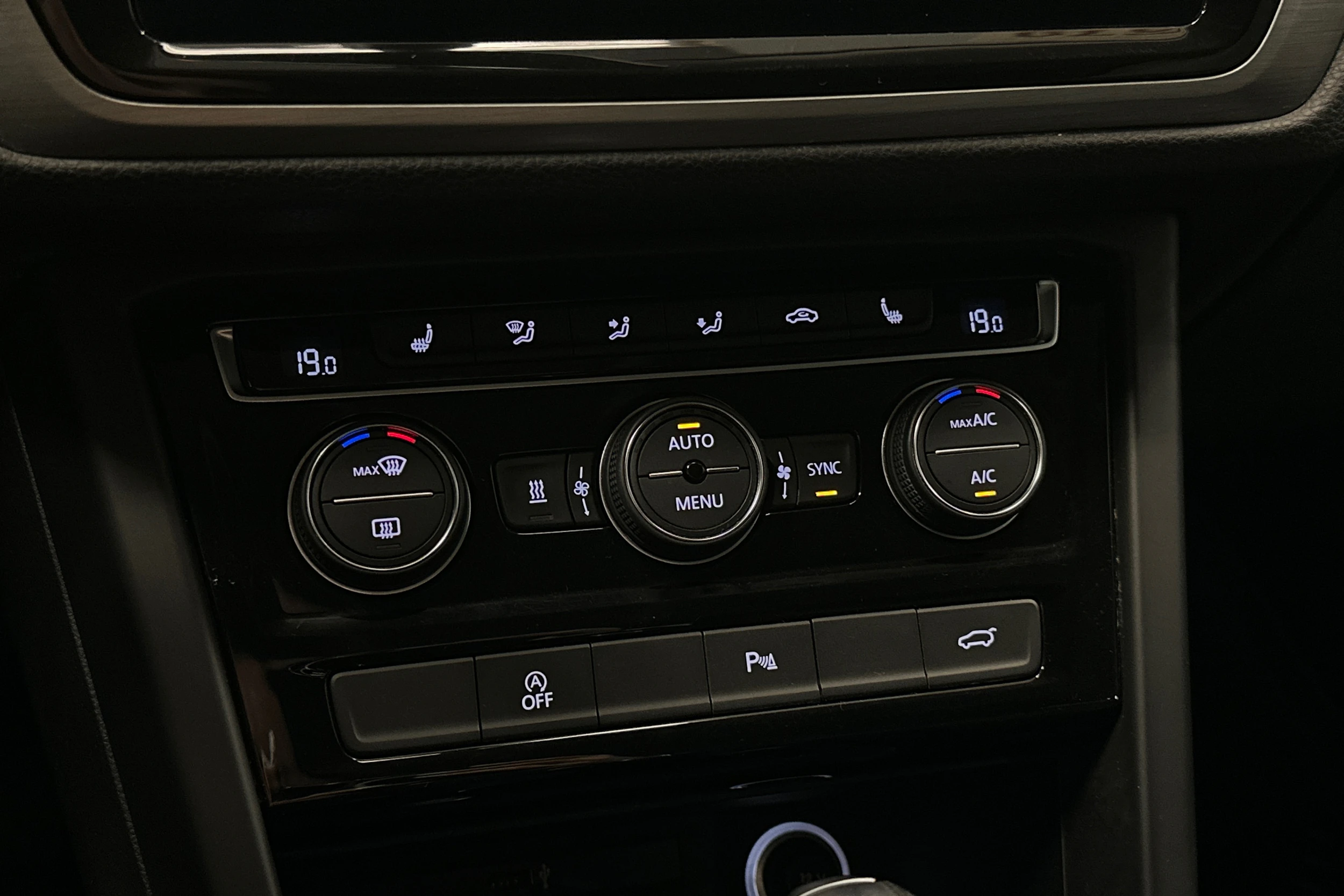 musta Volkswagen Touran 2020 kuva 27.