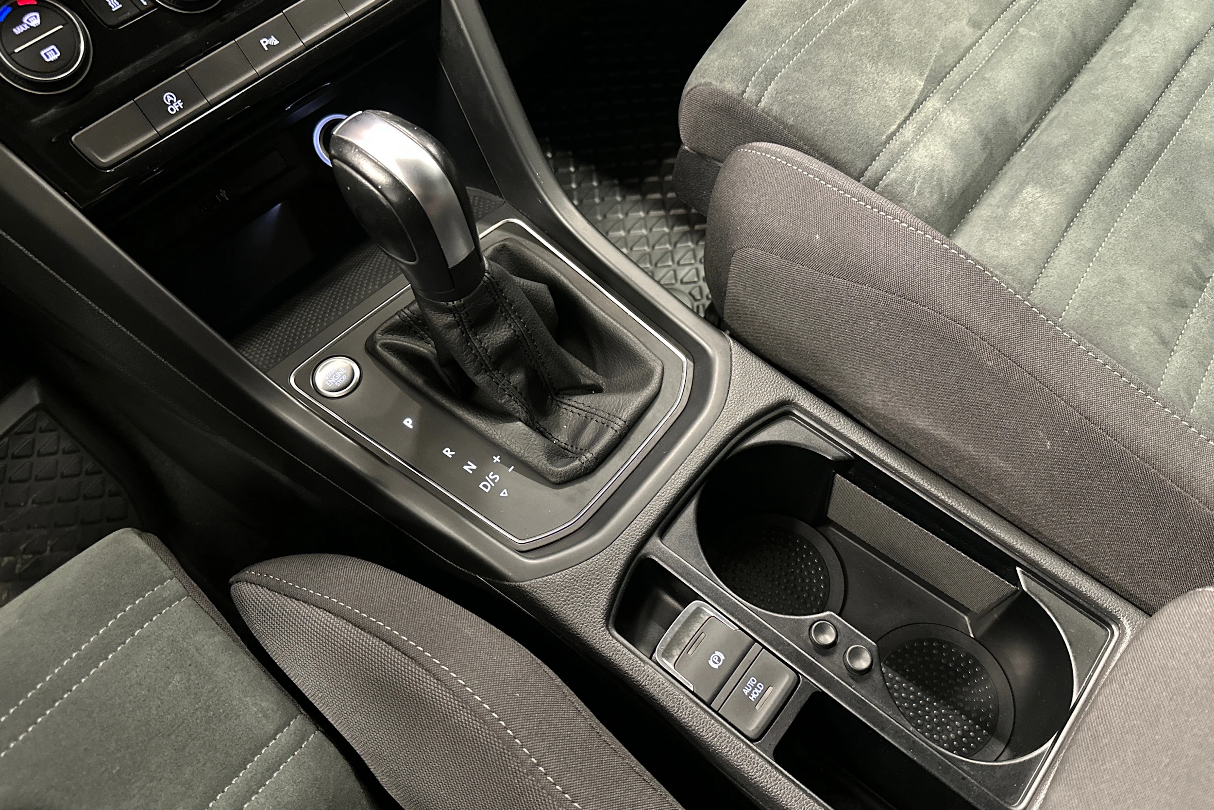 musta Volkswagen Touran 2020 kuva 28.