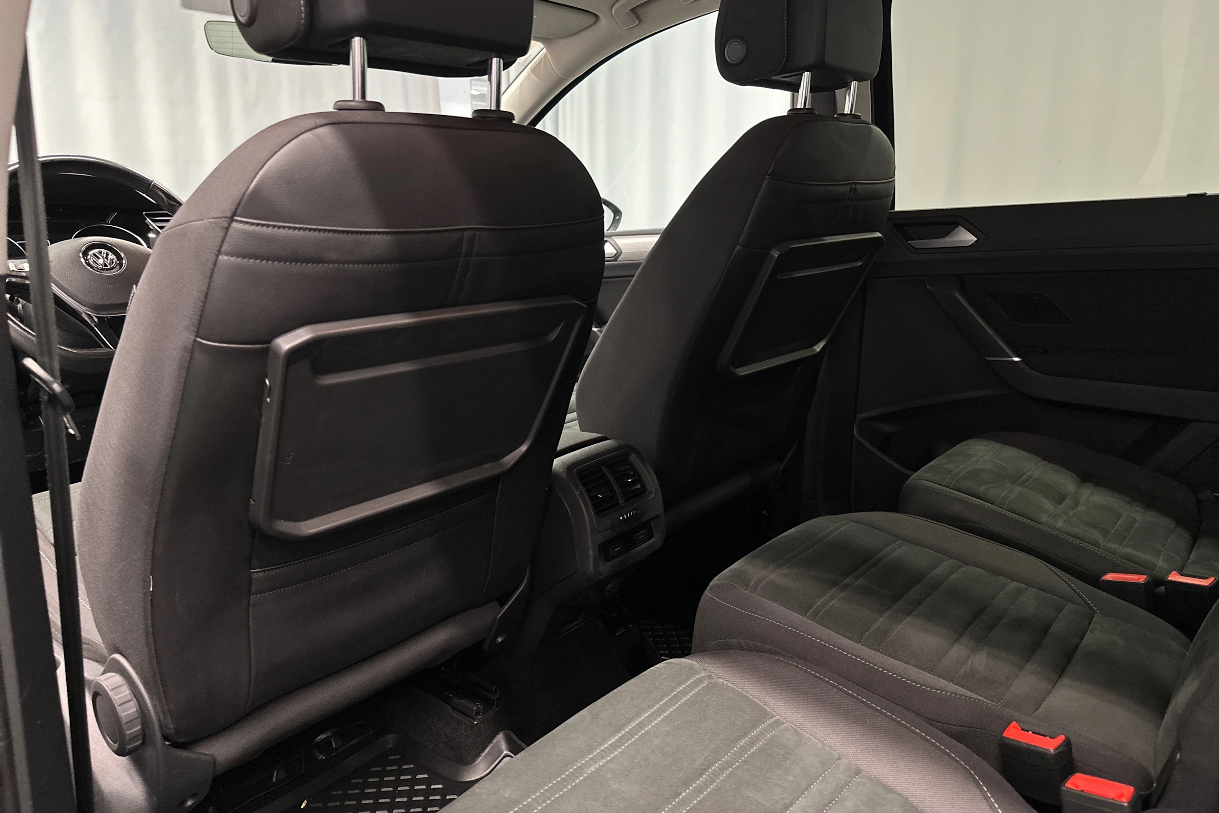 musta Volkswagen Touran 2020 kuva 29.