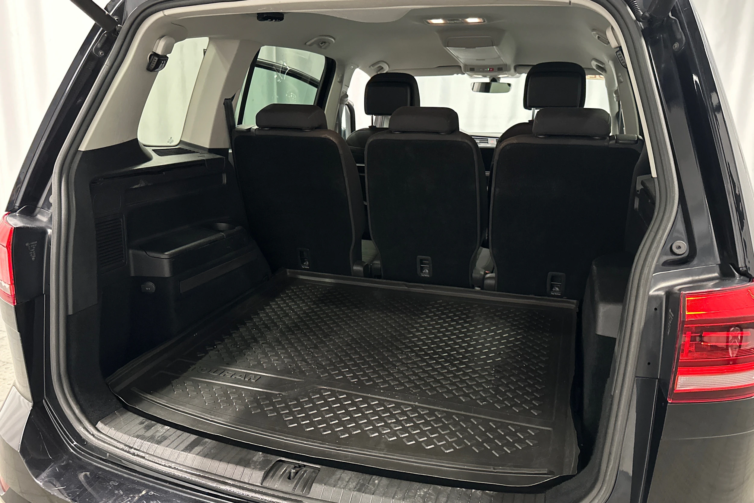 musta Volkswagen Touran 2020 kuva 30.