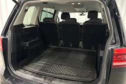 musta Volkswagen Touran 2020 kuva 30.