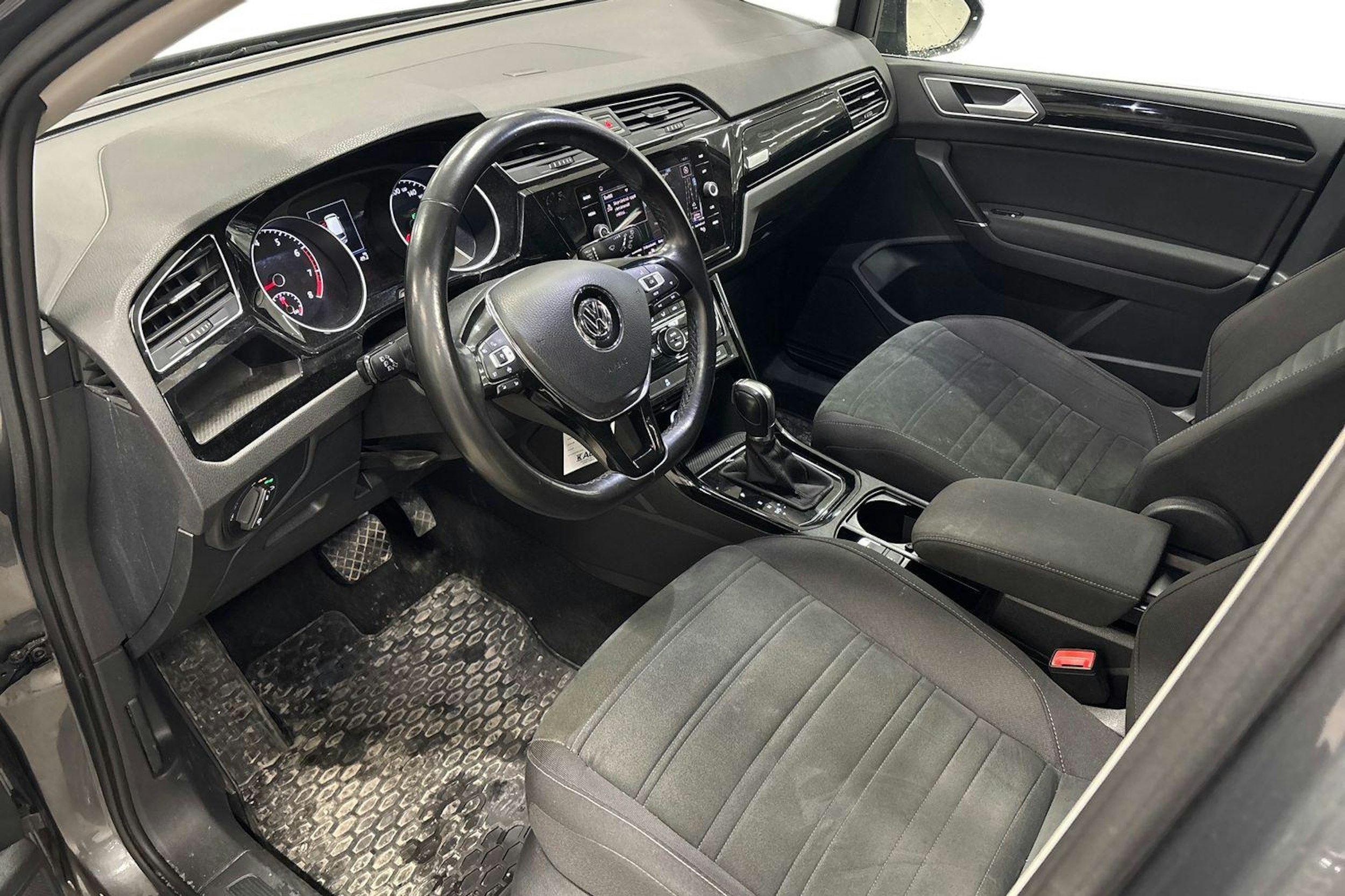 Harmaa Volkswagen TOURAN 2020 kuva 3.