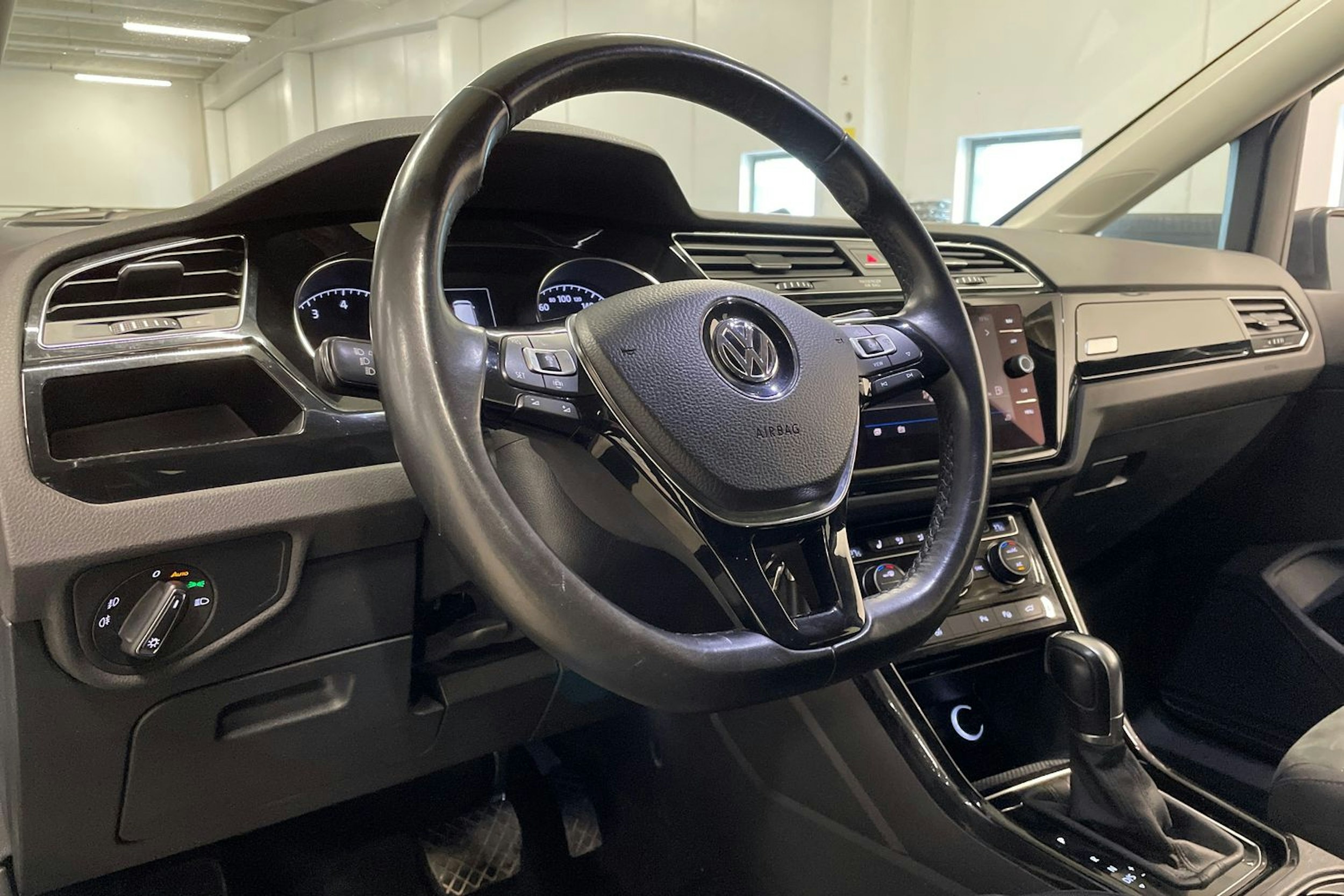 Harmaa Volkswagen TOURAN 2020 kuva 27.