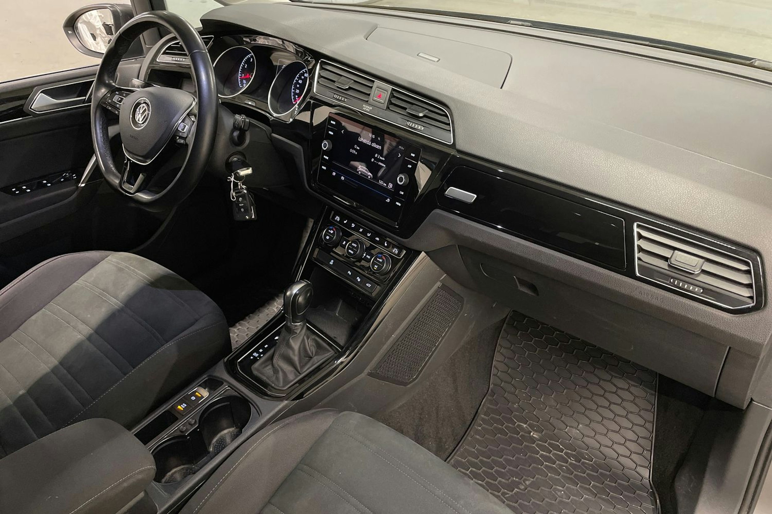 Harmaa Volkswagen TOURAN 2020 kuva 29.