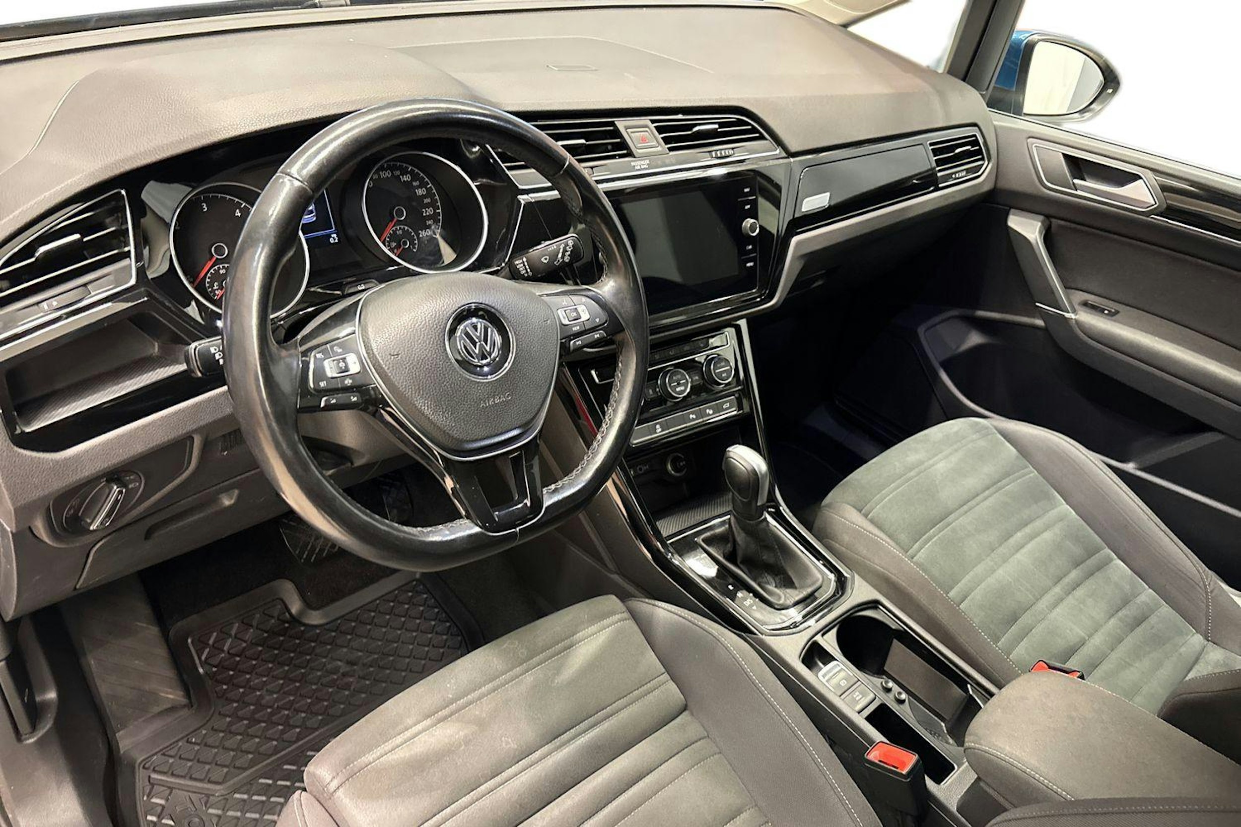 Sininen Volkswagen TOURAN 2020 kuva 7.