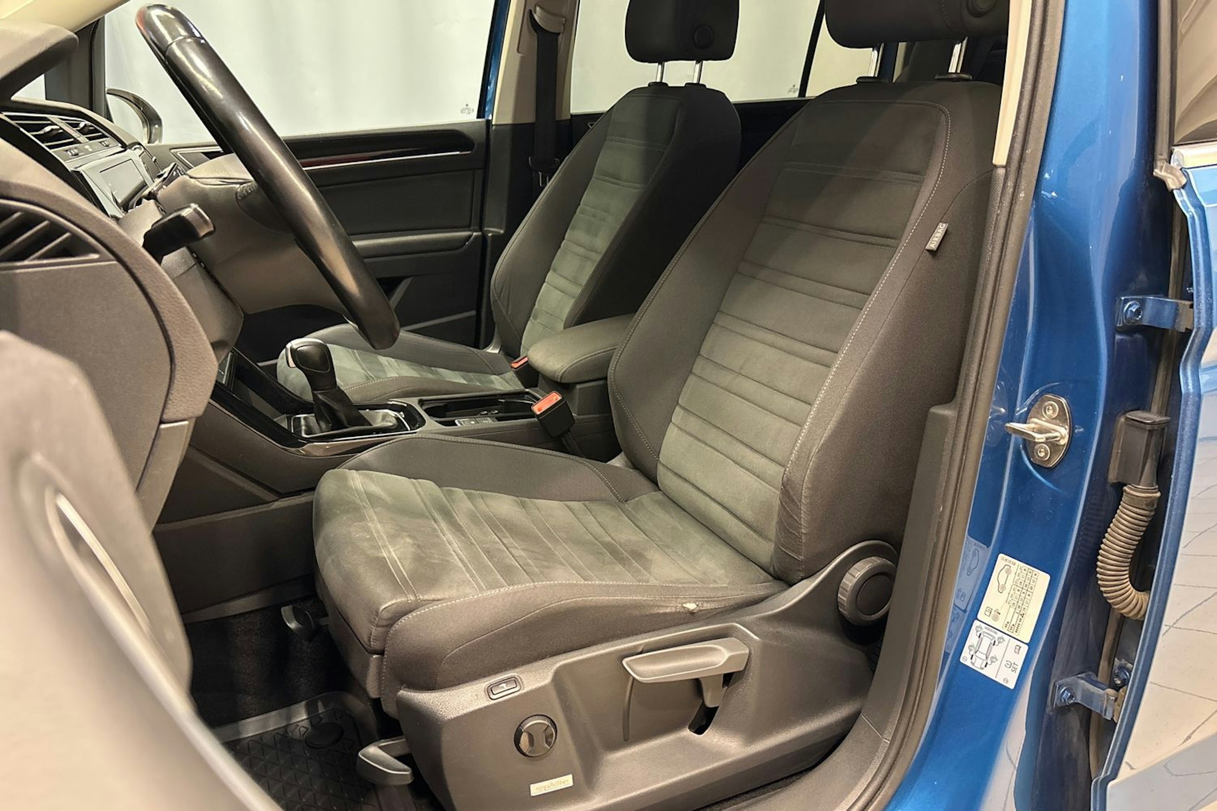 Sininen Volkswagen TOURAN 2020 kuva 29.