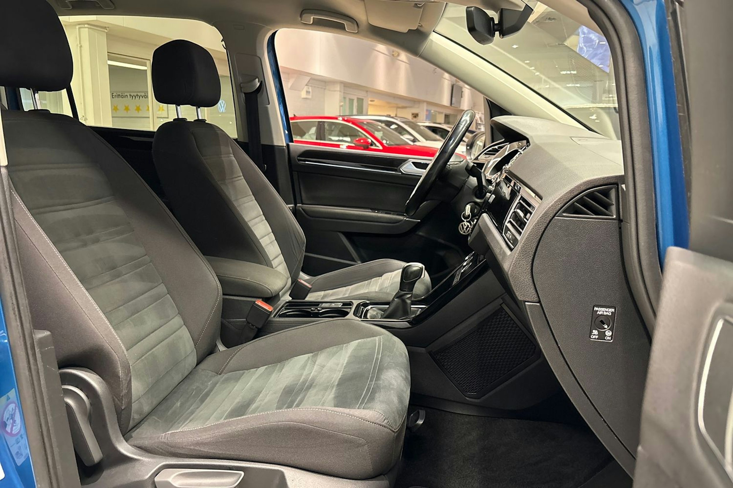 Sininen Volkswagen TOURAN 2020 kuva 30.