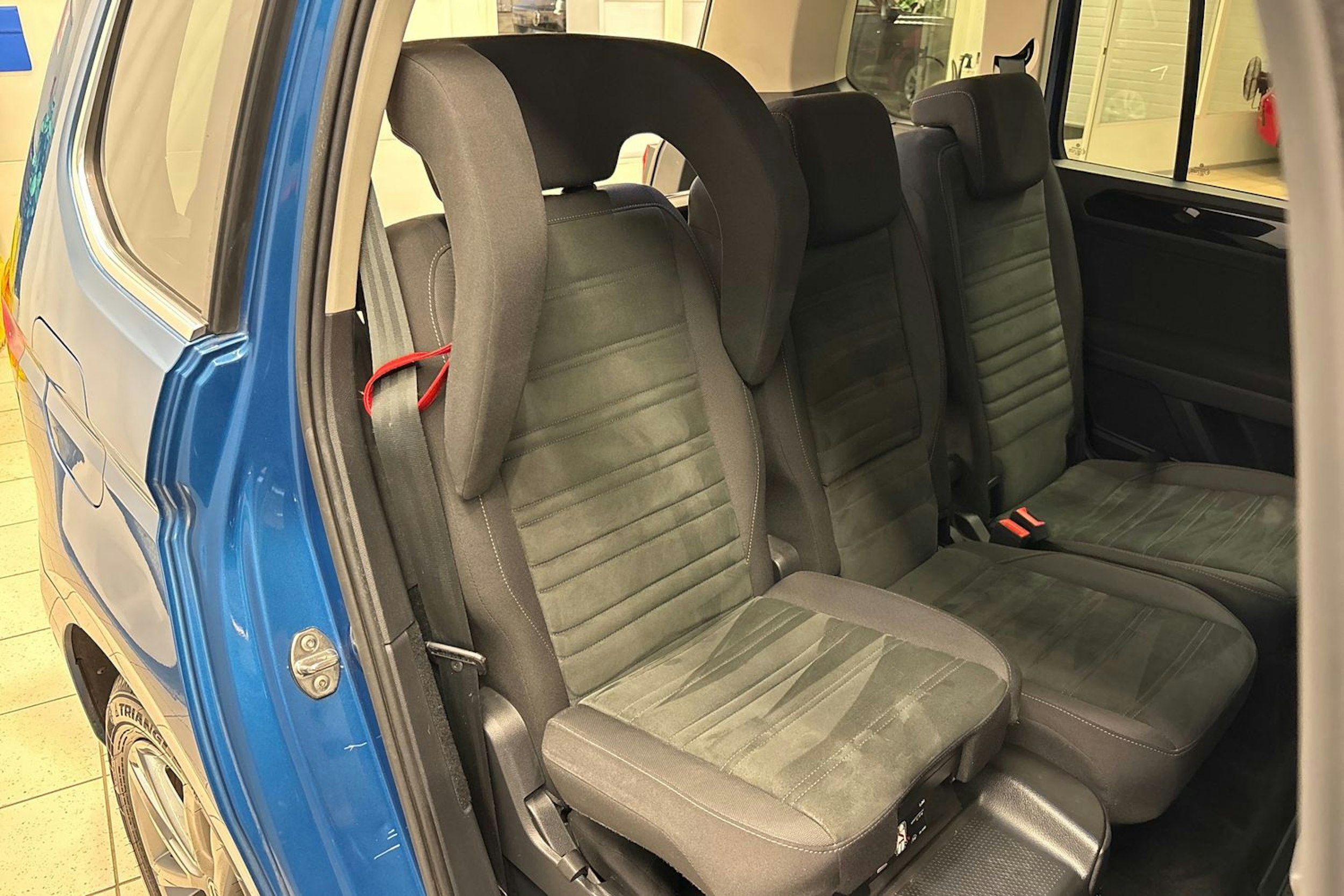 Sininen Volkswagen TOURAN 2020 kuva 32.