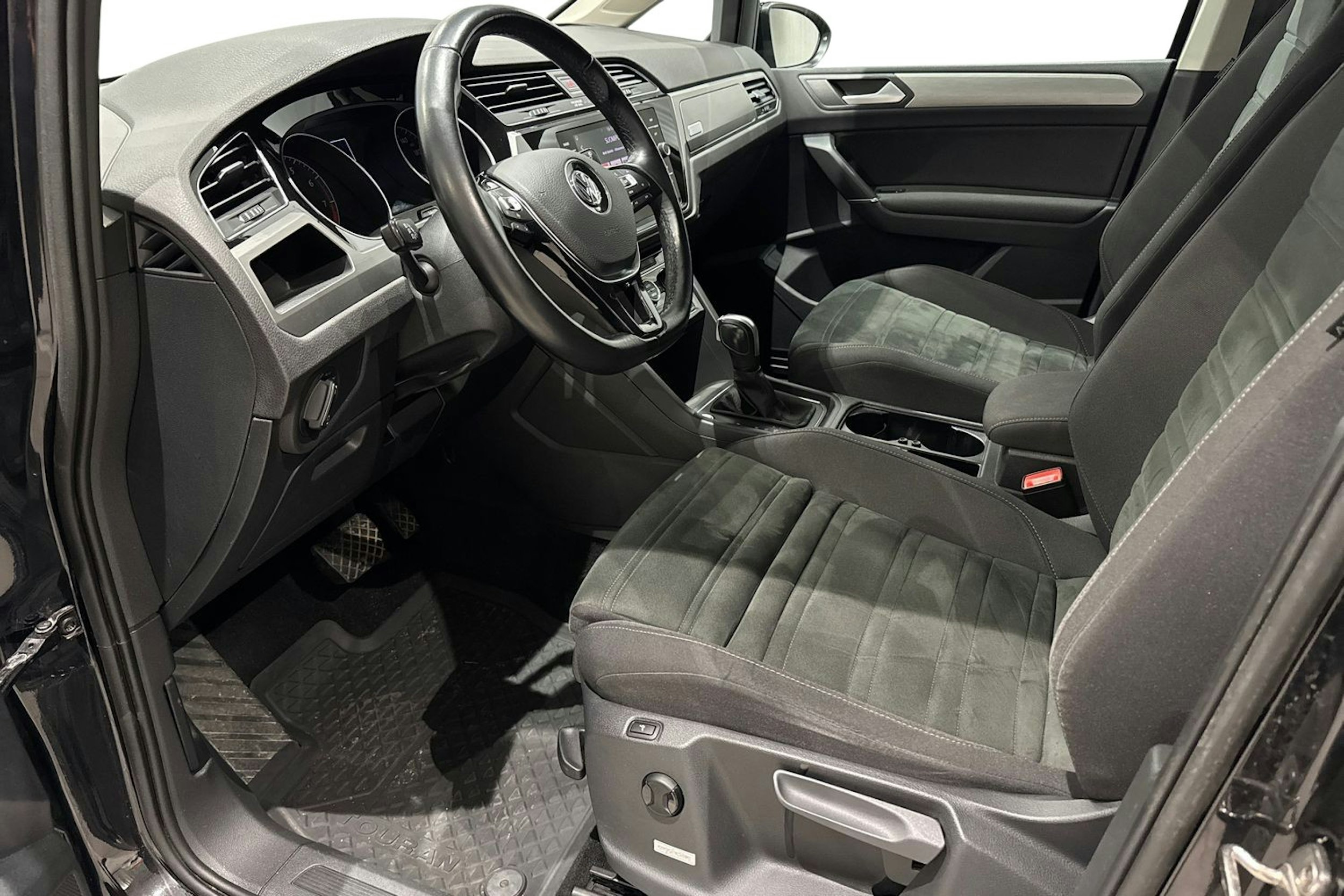 met. musta Volkswagen Touran 2020 kuva 7.