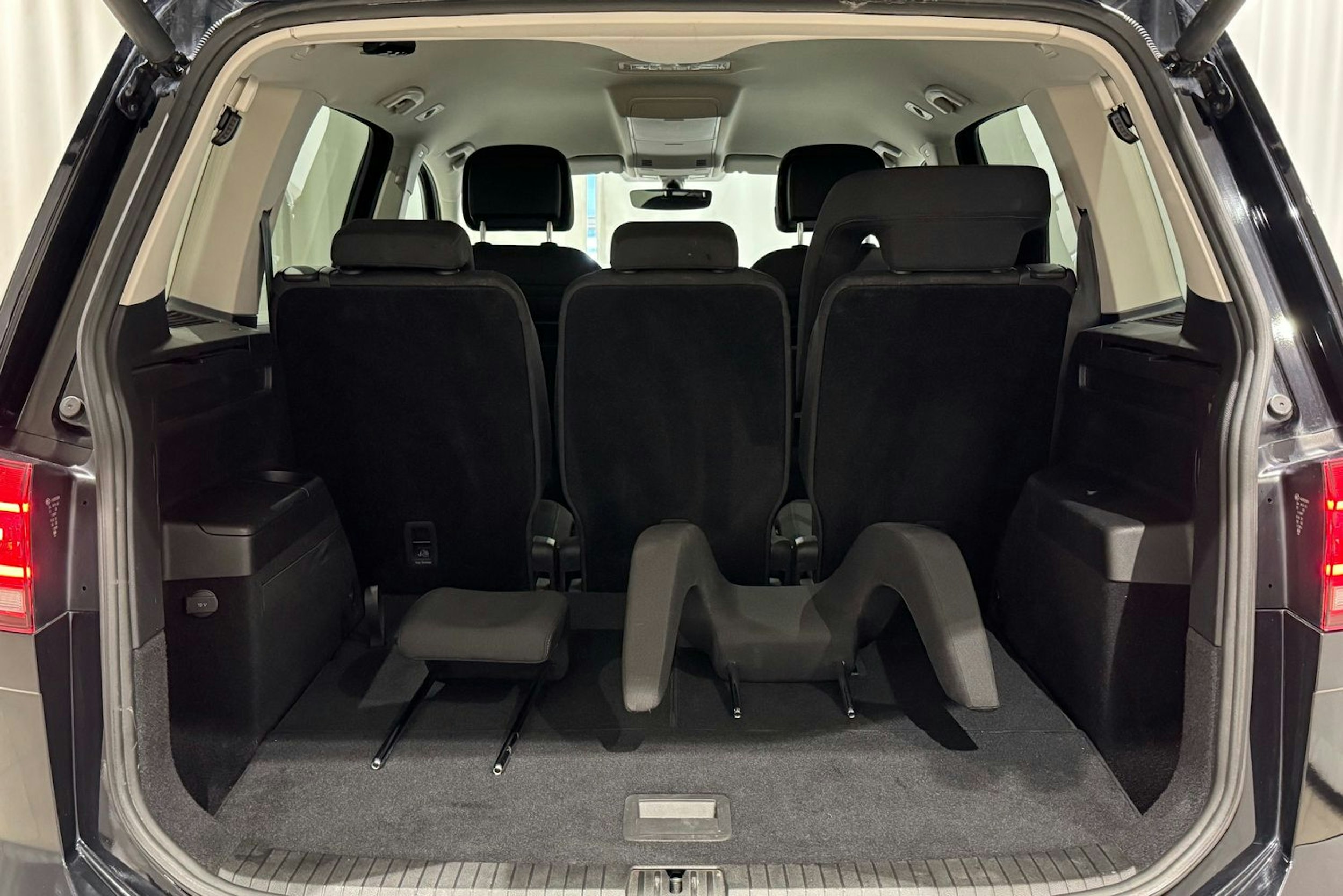 met. musta Volkswagen Touran 2020 kuva 14.