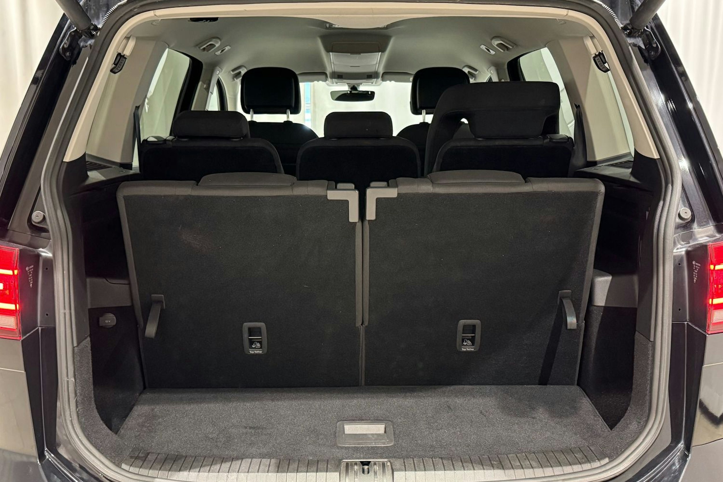 met. musta Volkswagen Touran 2020 kuva 15.