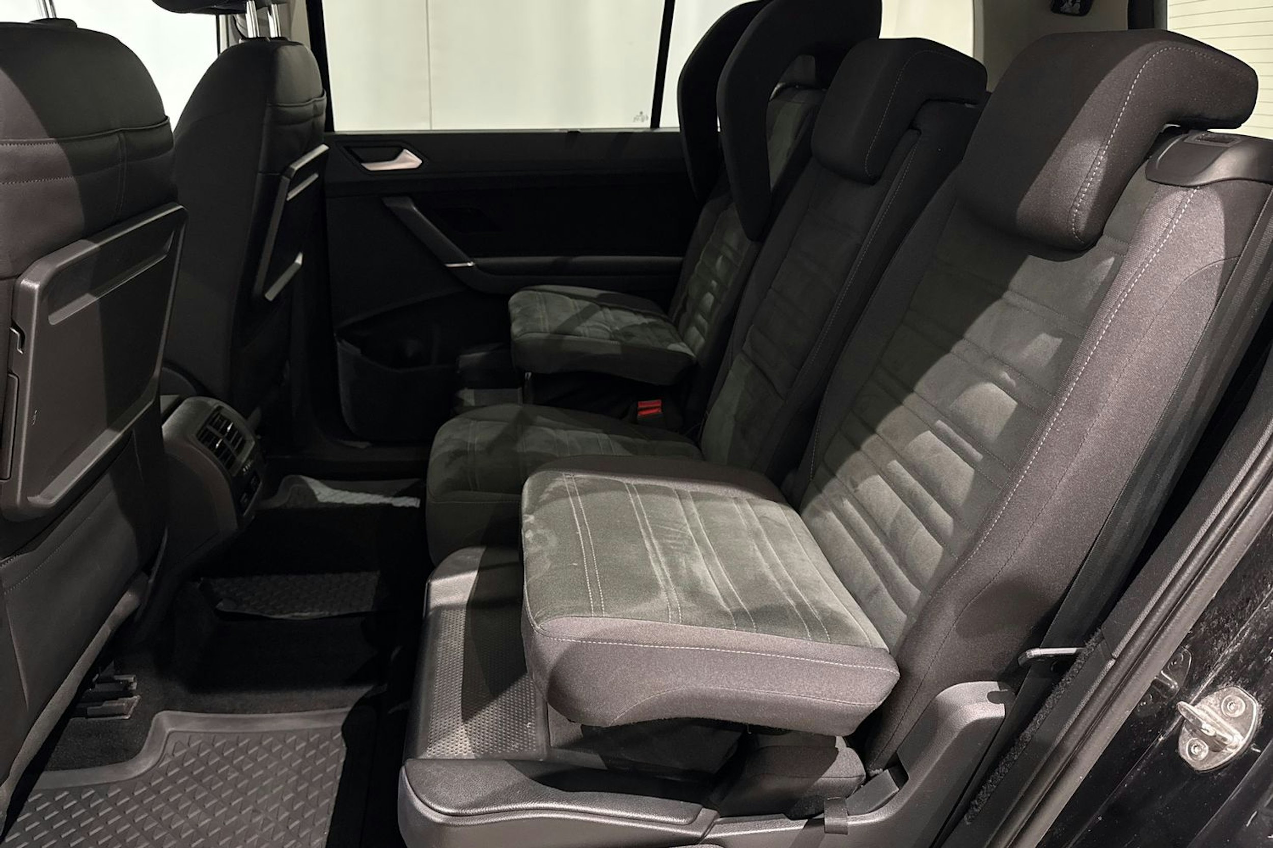 met. musta Volkswagen Touran 2020 kuva 17.