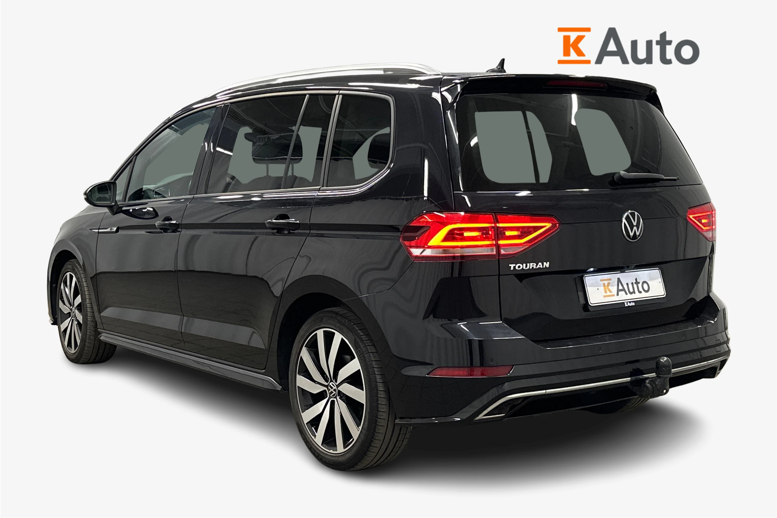 musta Volkswagen Touran 2021 kuva 3.