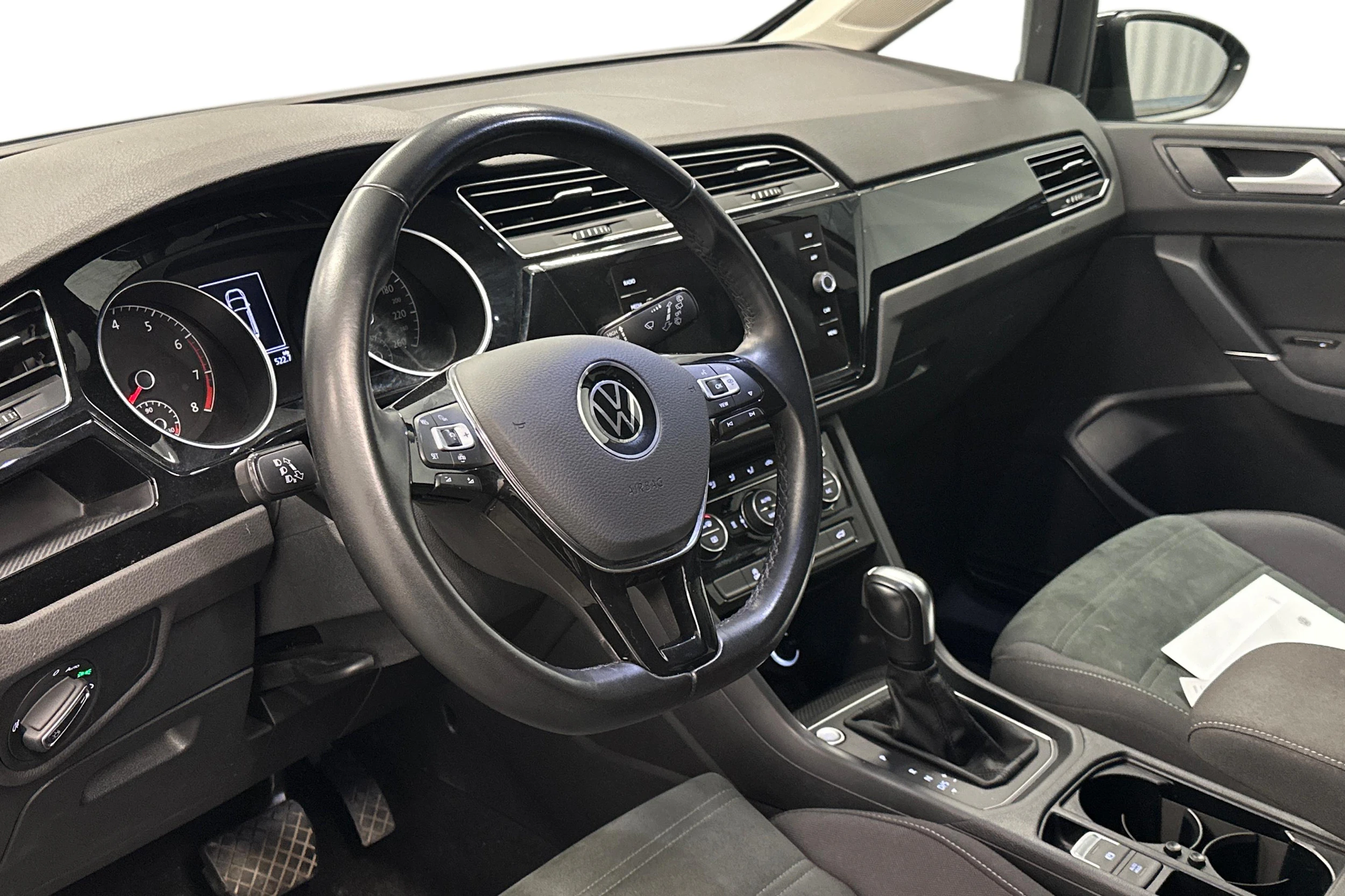 musta Volkswagen Touran 2021 kuva 8.