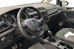 musta Volkswagen Touran 2021 kuva 8.