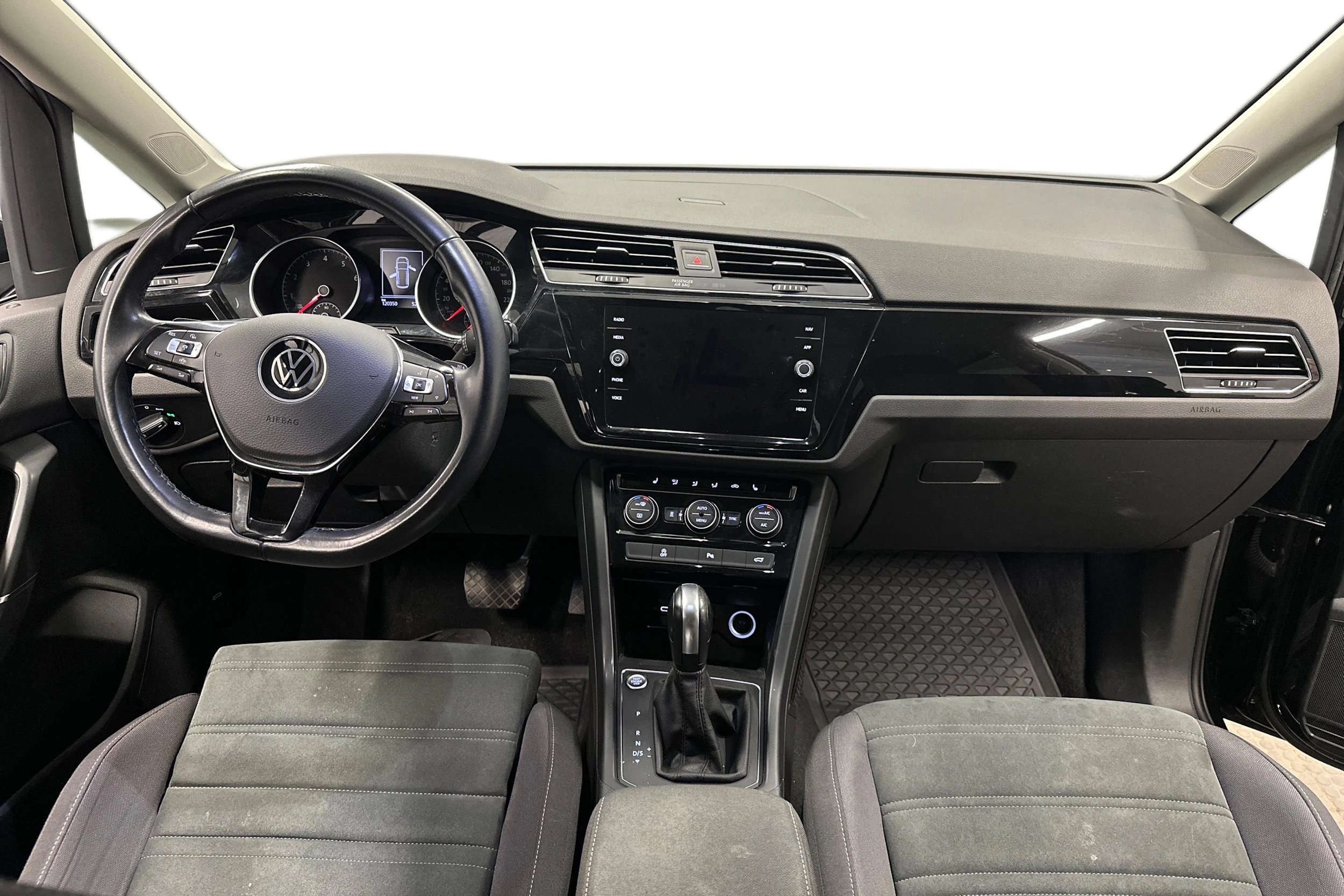 musta Volkswagen Touran 2021 kuva 9.