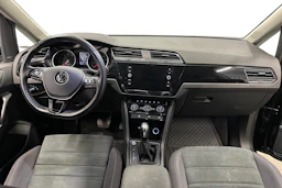 musta Volkswagen Touran 2021 kuva 9.