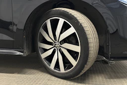 musta Volkswagen Touran 2021 kuva 13.