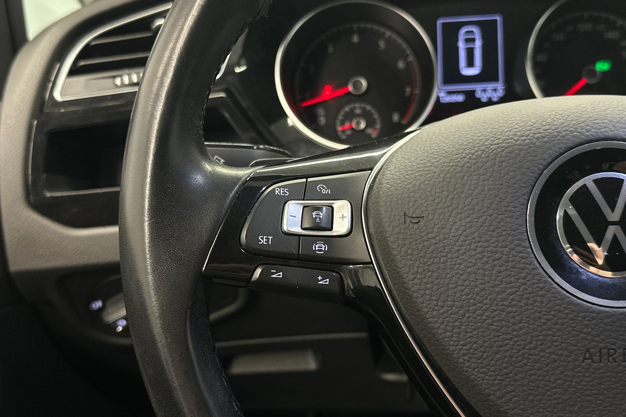 musta Volkswagen Touran 2021 kuva 15.