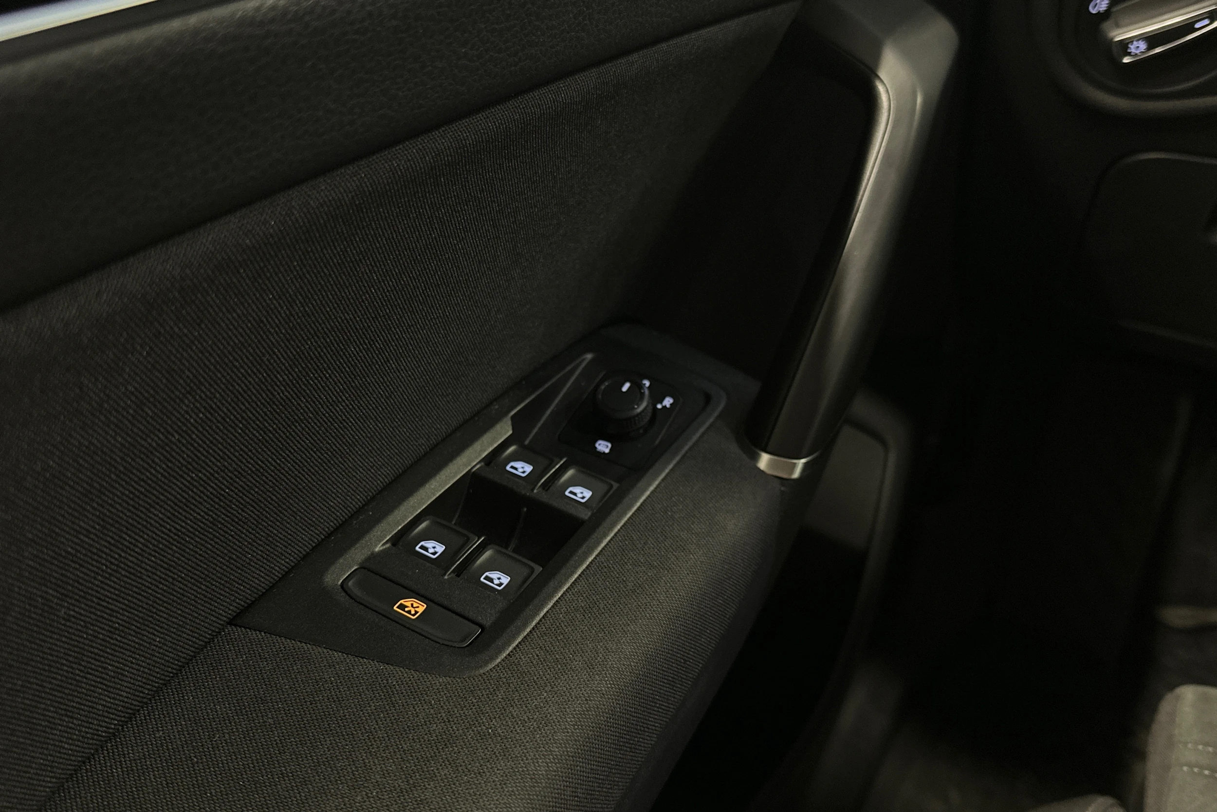 musta Volkswagen Touran 2021 kuva 17.
