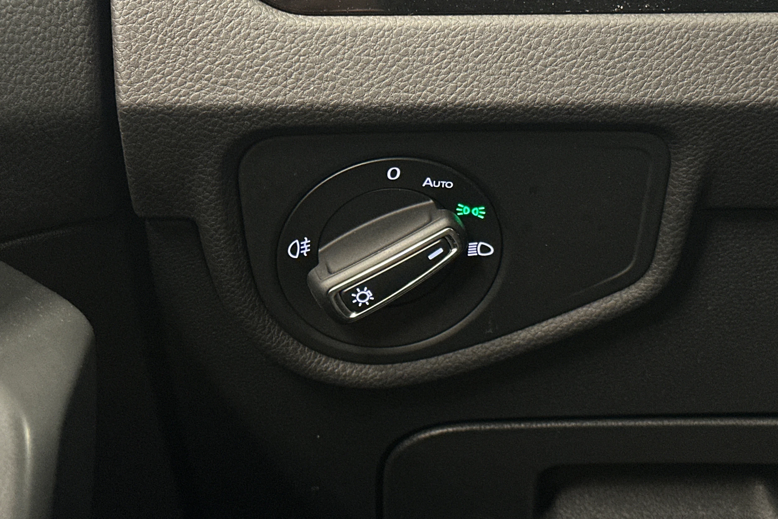 musta Volkswagen Touran 2021 kuva 18.