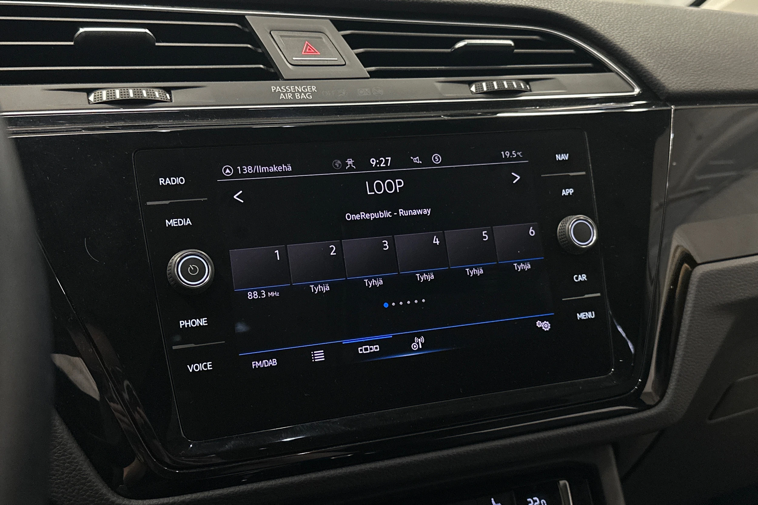 musta Volkswagen Touran 2021 kuva 19.
