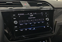 musta Volkswagen Touran 2021 kuva 19.