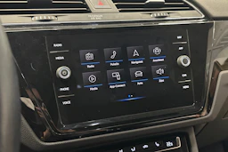 musta Volkswagen Touran 2021 kuva 20.