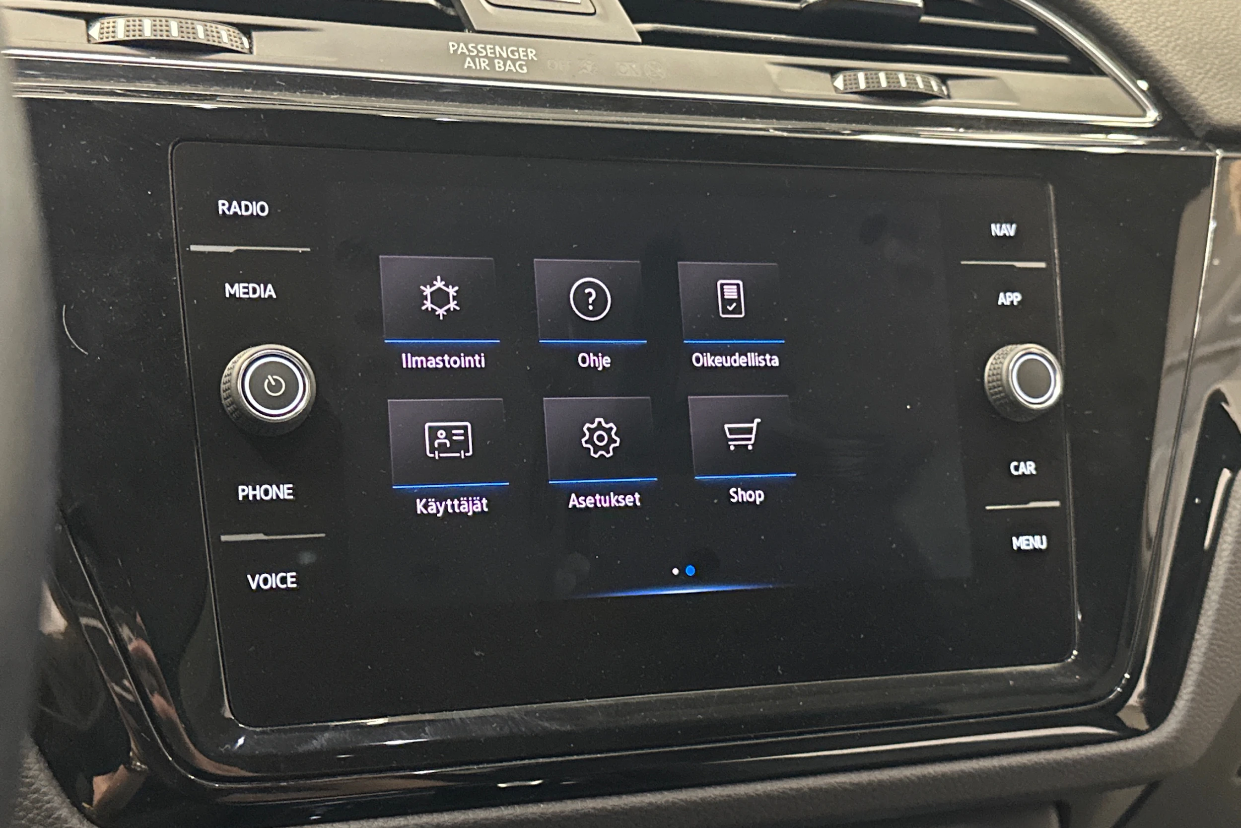 musta Volkswagen Touran 2021 kuva 21.