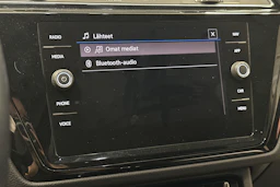 musta Volkswagen Touran 2021 kuva 23.