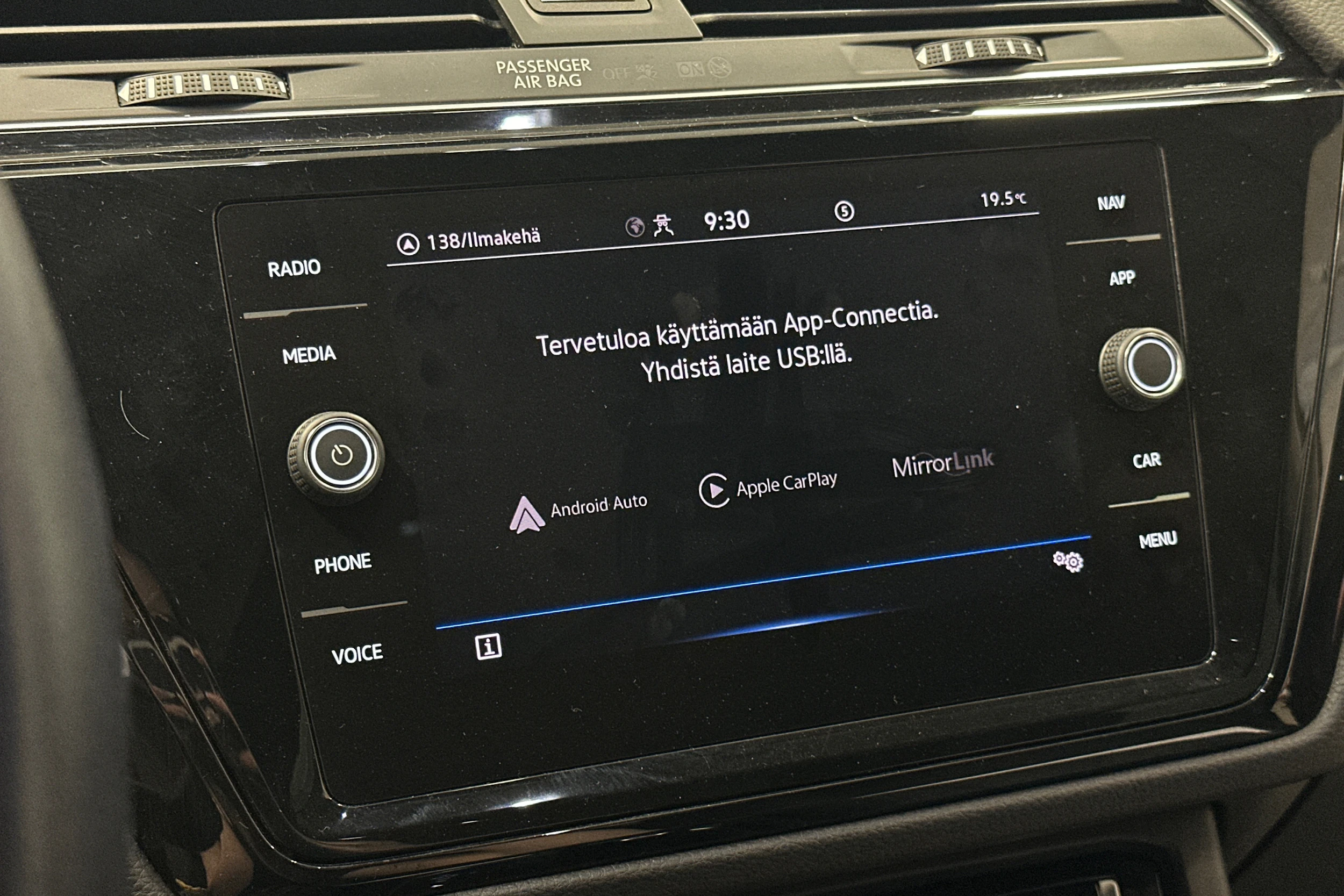 musta Volkswagen Touran 2021 kuva 27.