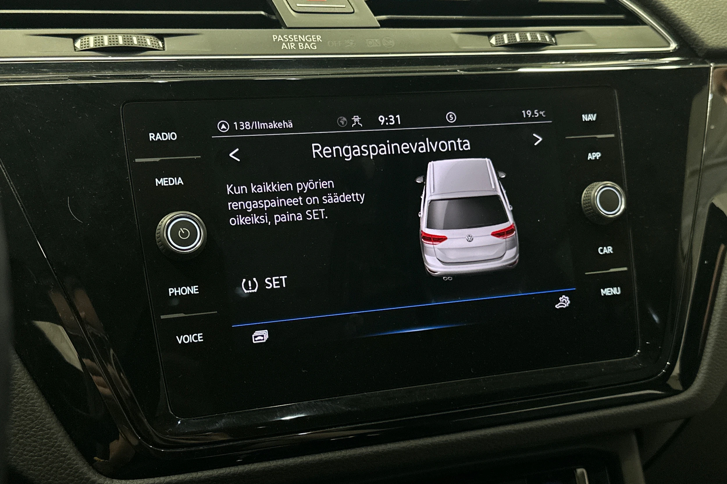musta Volkswagen Touran 2021 kuva 28.