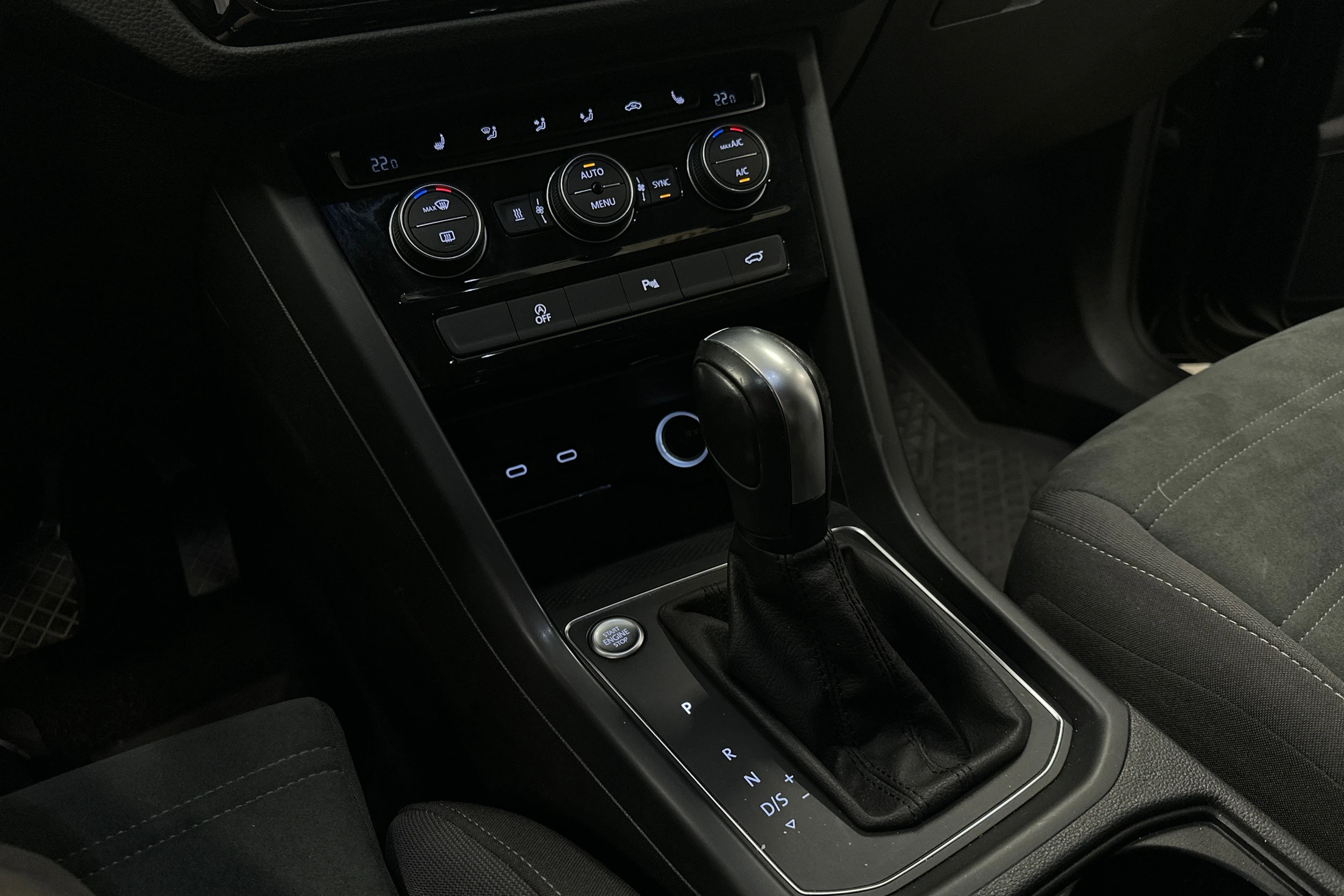 musta Volkswagen Touran 2021 kuva 31.